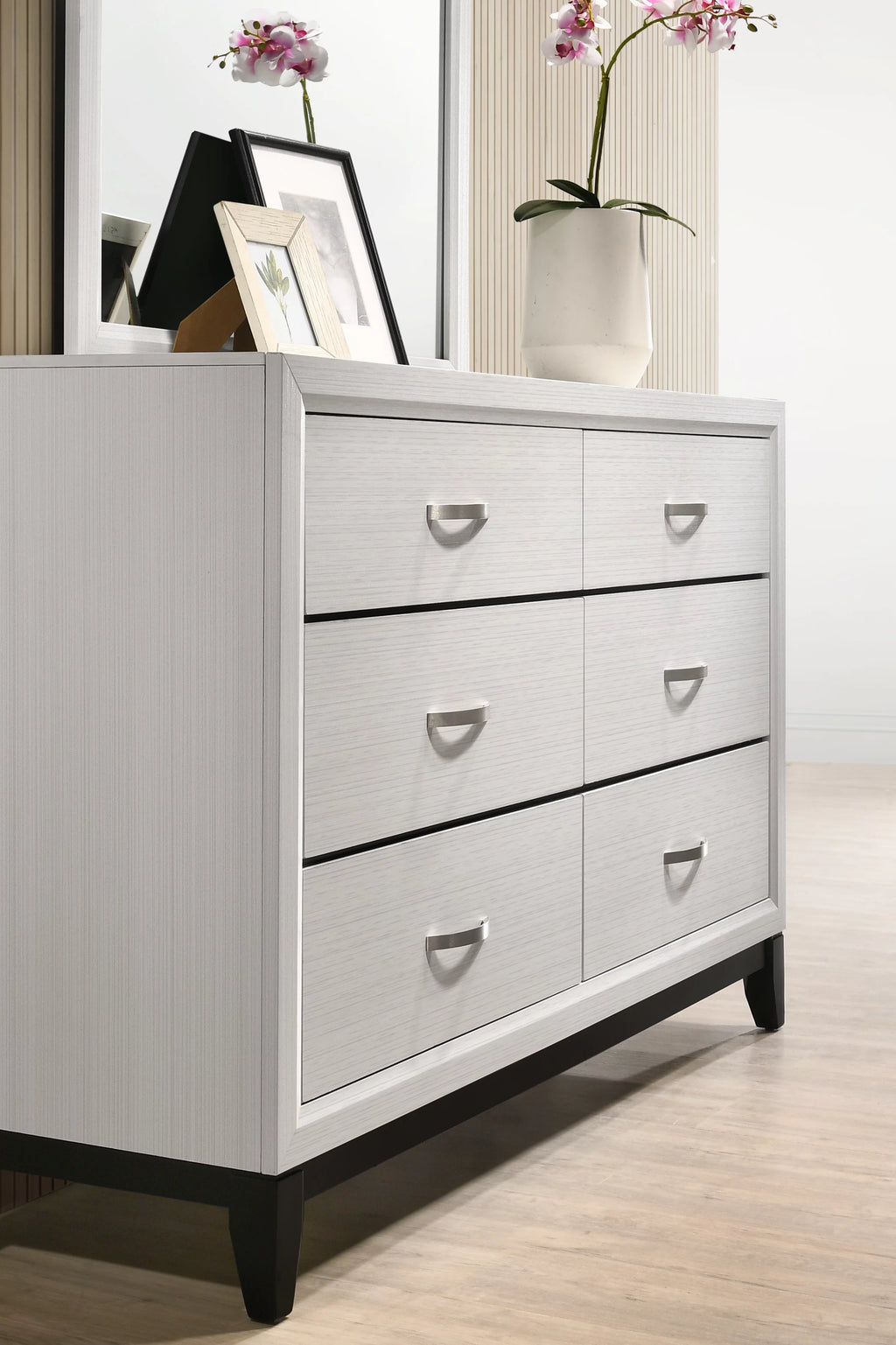 White Queen Bedroom Set with Dresser, Mirror, Night Stand V69426