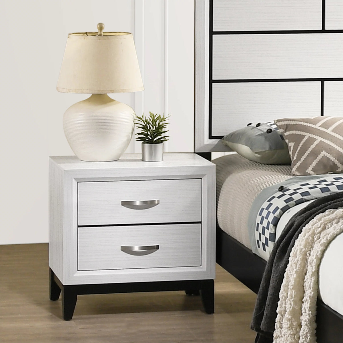 White Queen Bedroom Set with Dresser, Mirror, Night Stand V69426
